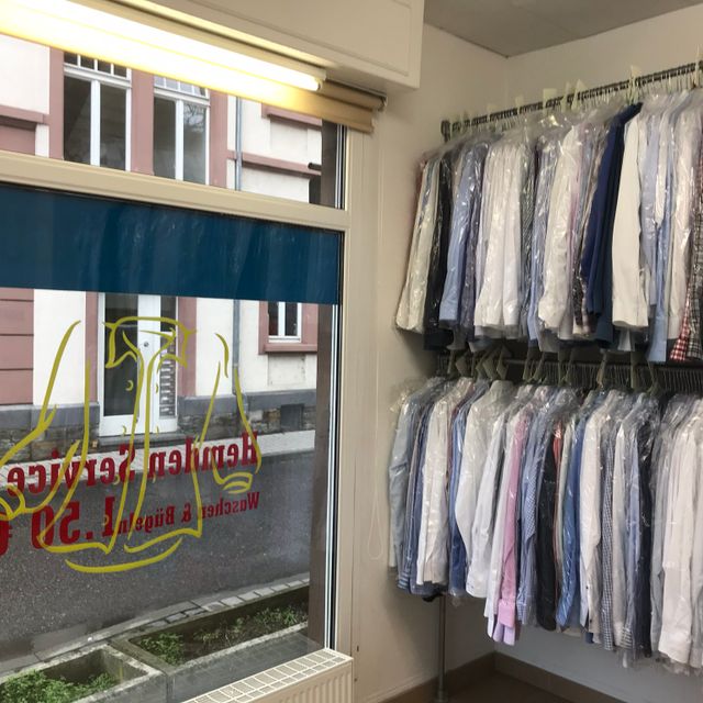 gereinigte Wäsche in der Filiale Wiesbaden